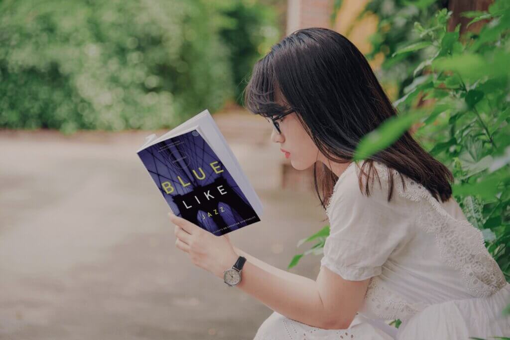 woman reading Blue like jazz
