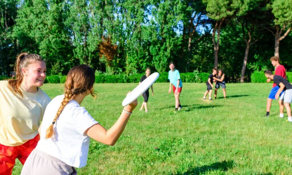 kids playing frisbee